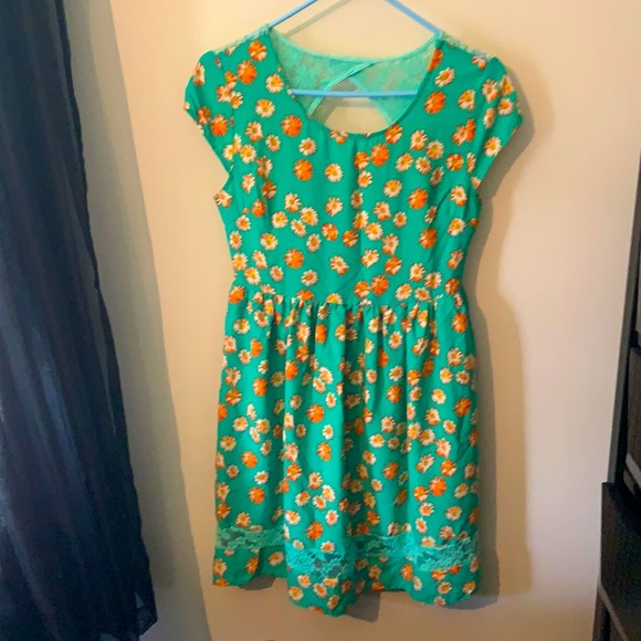 Paper Crane Dresses & Skirts - 🚨2 FOR $10‼️Floral Open Back Dress